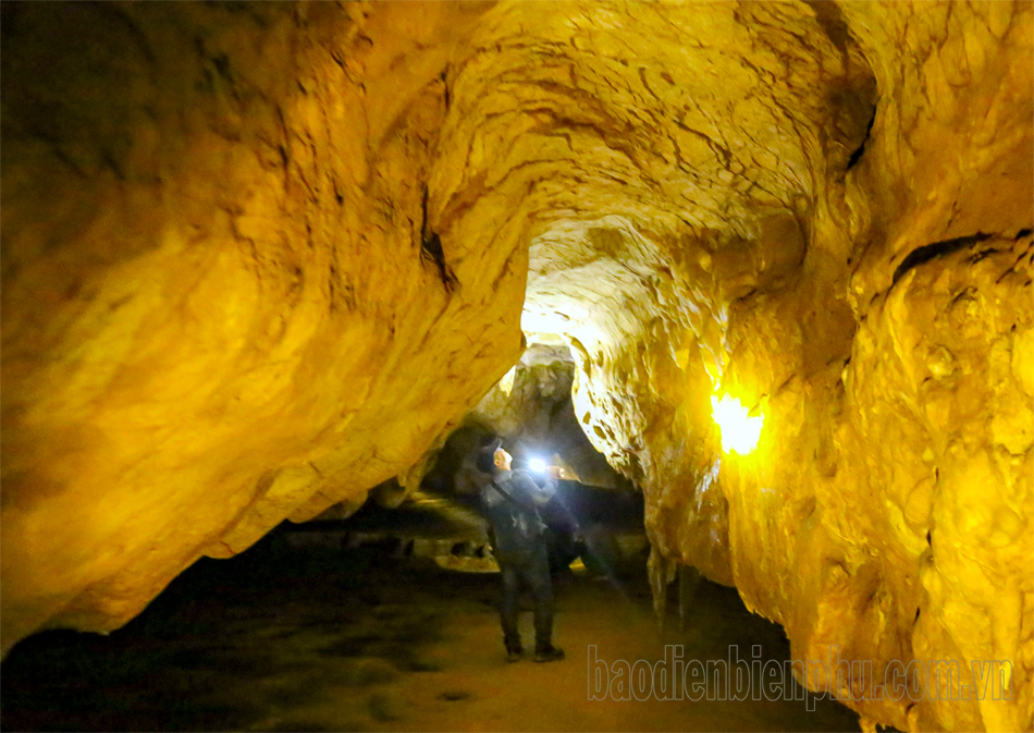 Vẻ đẹp bên trong hang động Chua Ta.