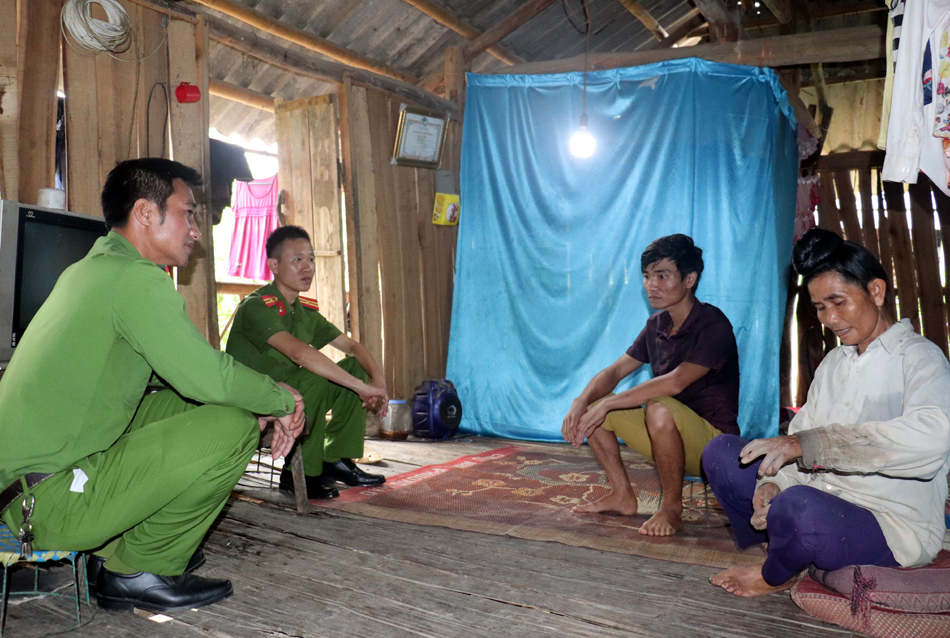 Công an xã Thanh An (huyện Ðiện Biên) vận động, tuyên truyền, phổ biến giáo dục pháp luật về phòng chống tội phạm ma túy cho người dân bản Ten Luống.