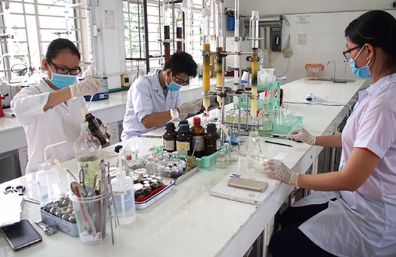 Sinh viên Trường ĐH Sài Gòn nghiên cứu hóa học tạo vi sinh góp phần bảo vệ môi trường.