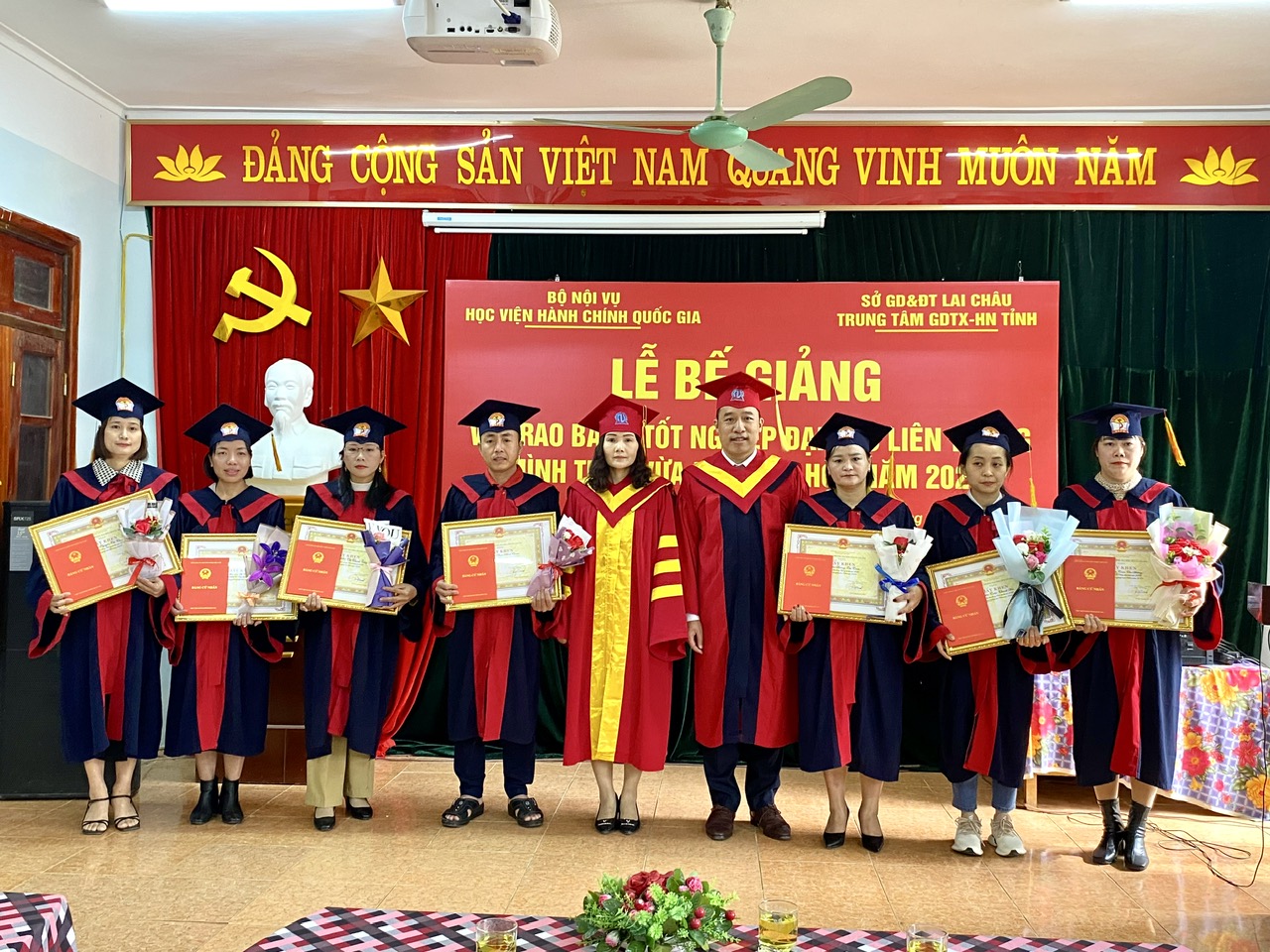 Lãnh đạo Học viện Hành chính Quốc gia và Trung tâm giáo dục thường xuyên – hướng nghiệp tỉnh trao bằng tốt nghiệp cho các học viên lớp Thông tin thư viện.