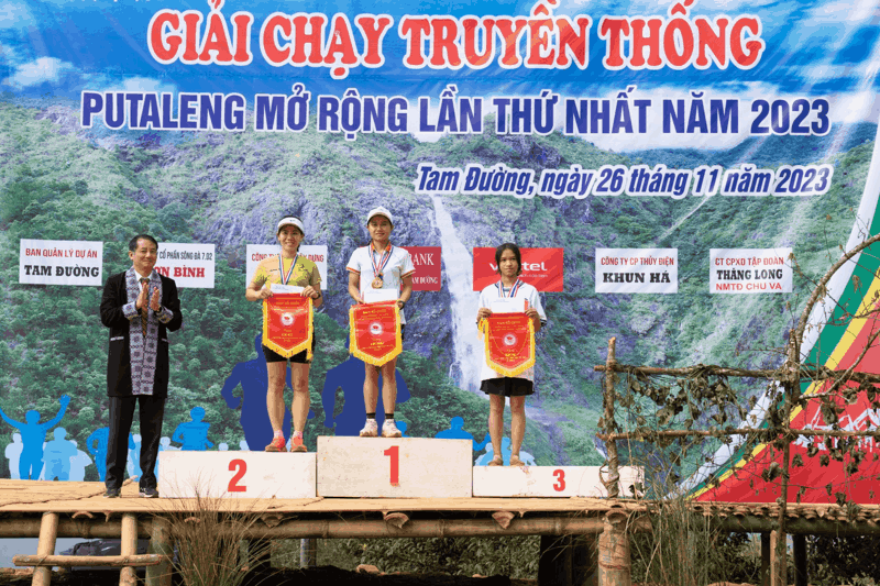 Lãnh đạo huyện Tam Đường trao huy chương lưu niêmk cho các vận động viên tham gia giải.