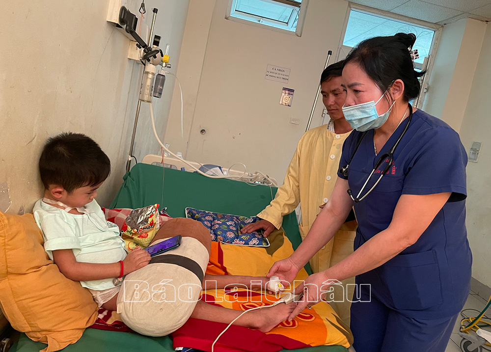 Bác sỹ khoa Nhi (Bệnh viện Đa khoa tỉnh) kiểm tra sức khỏe cho cháu Tẩn Kiểu Chanh. 