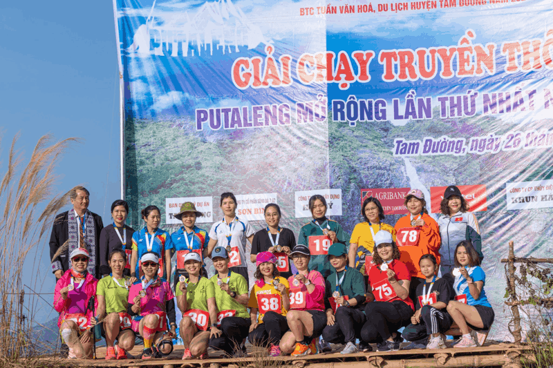 Lãnh đạo huyện Tam Đường trao huy chương lưu niệm cho các vận động viên tham gia giải.
