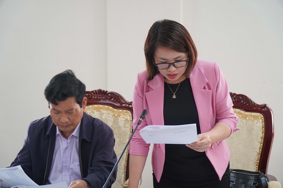 Đồng chí Chang Phương Thảo-Phó Ban pháp chế HĐND tỉnh phát biểu tại buổi họp. 