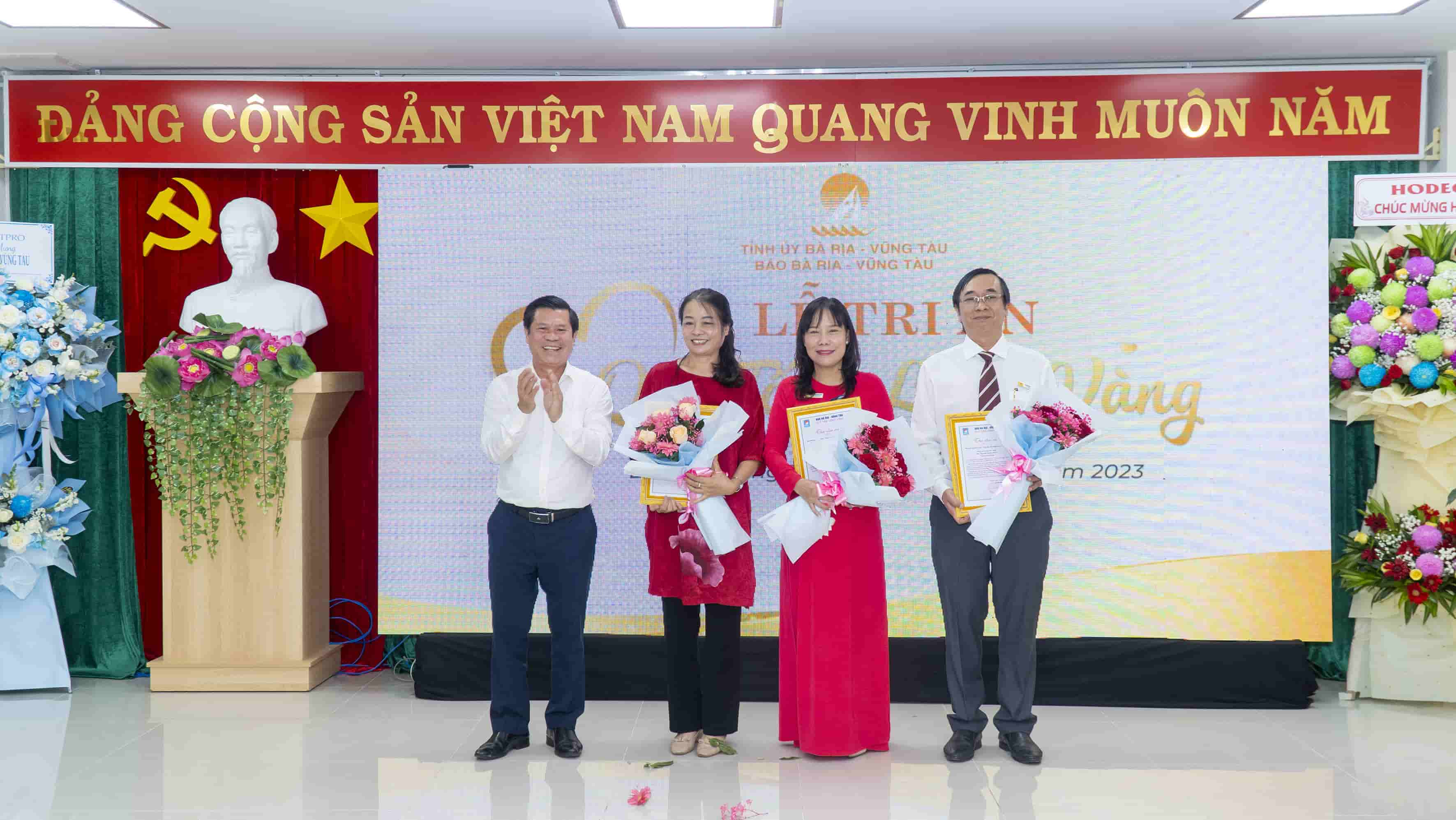 Ông Nguyễn Văn Xinh, Ủy viên Ban Thường vụ Tỉnh ủy, Trưởng Ban Tuyên giáo Tỉnh ủy tặng hoa tri ân các thành viên quản lý Quỹ Tấm lòng vàng, Báo Bà Rịa-Vũng Tàu.