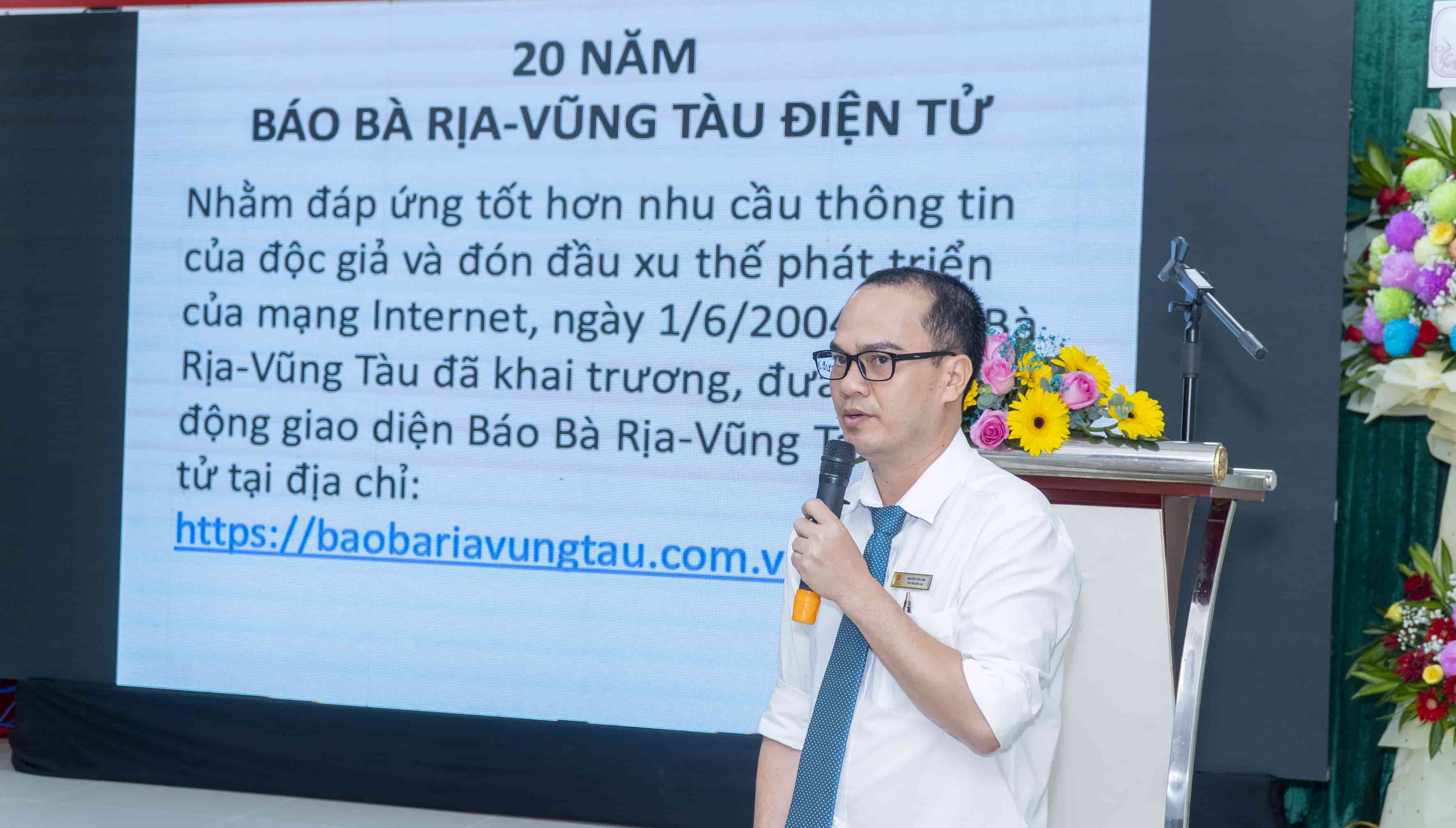 Ông Nguyễn Văn Tiện, Phó Tổng Biên tập Báo Bà Rịa - Vũng Tàu phát biểu tại buổi lễ.