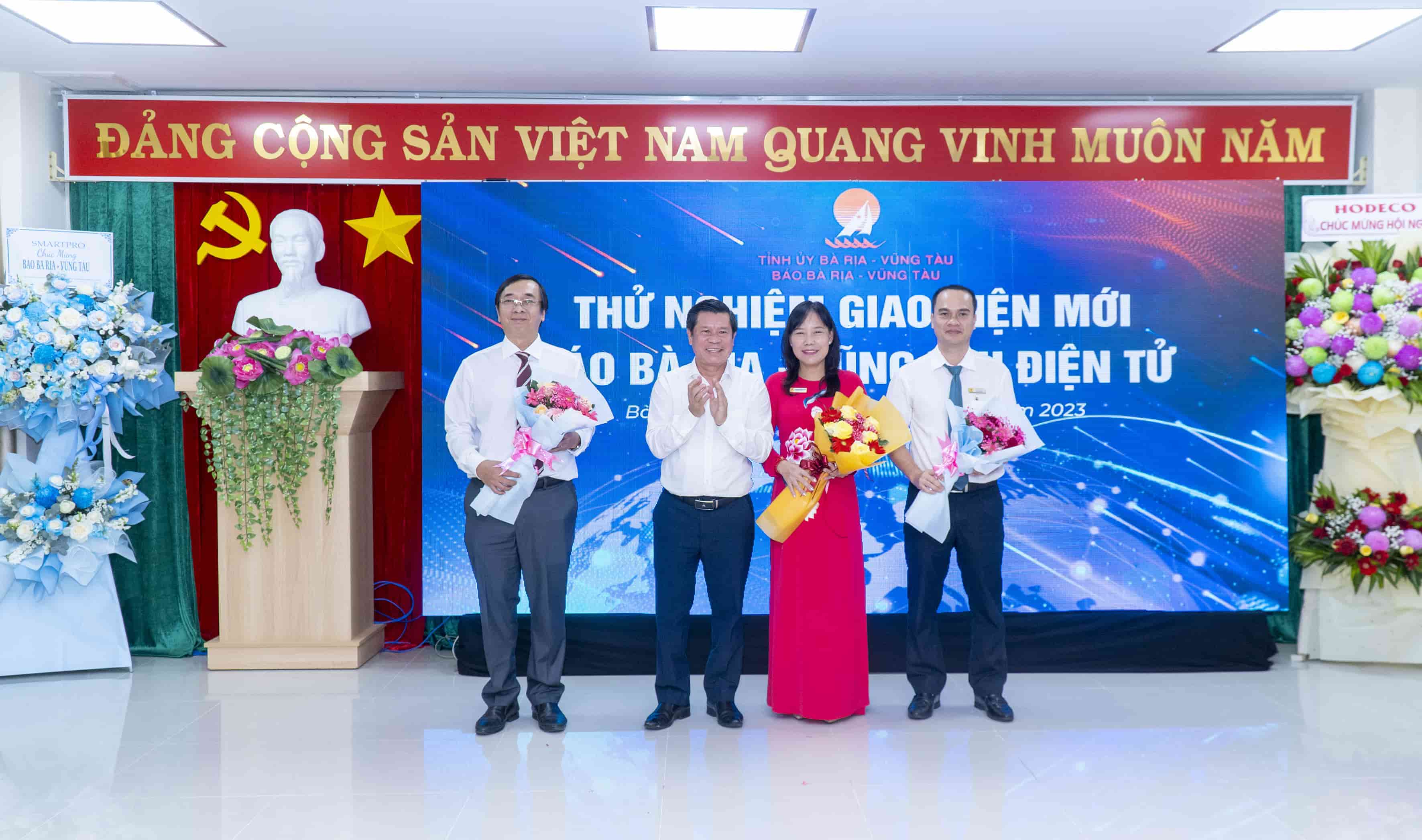 Ông Nguyễn Văn Xinh, Ủy viên Ban Thường vụ Tỉnh ủy, Trưởng Ban Tuyên giáo Tỉnh ủy tặng hoa chúc mừng Ban Biên tập Báo Bà Rịa - Vũng Tàu tại buổi lễ.