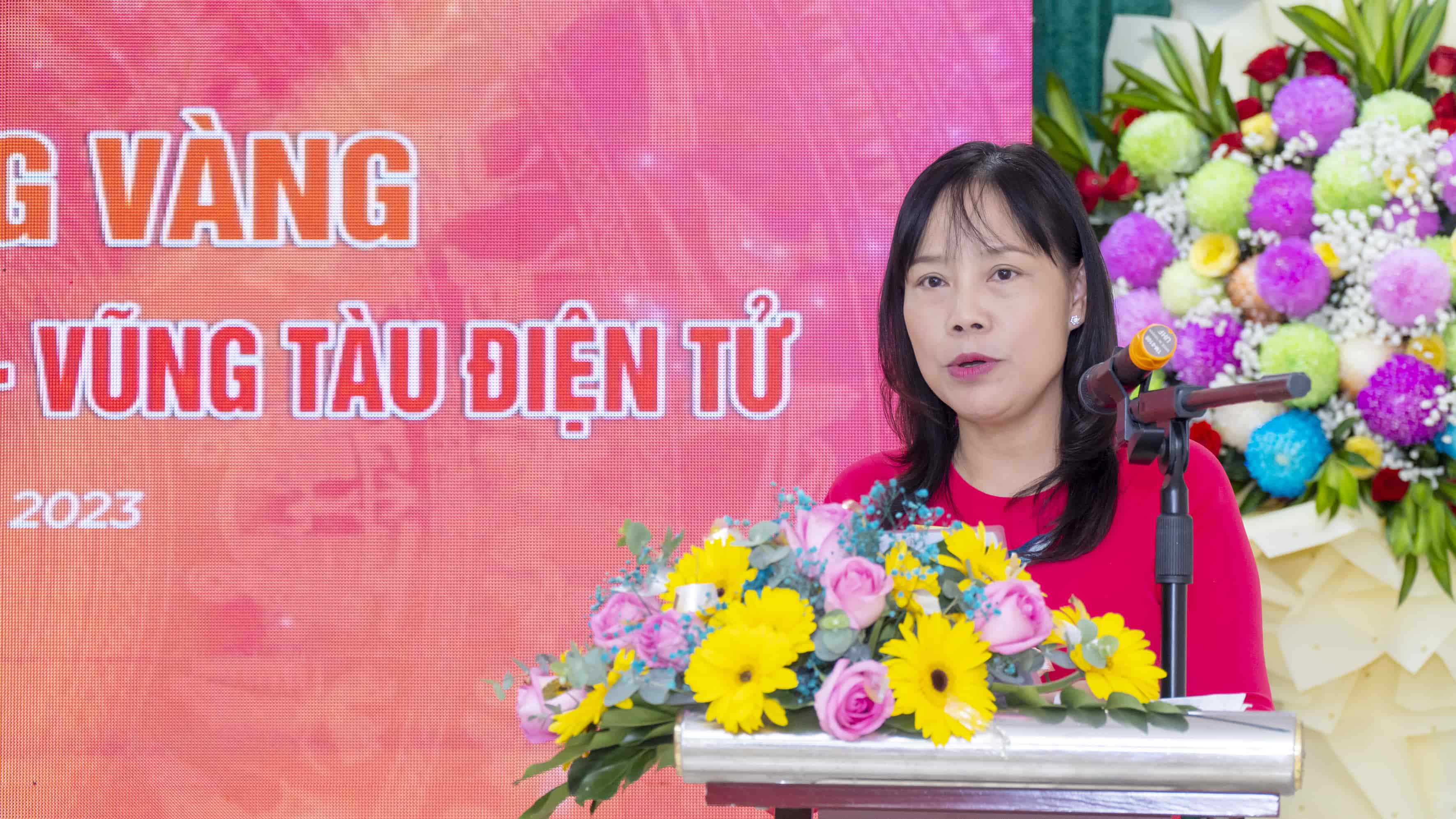 Bà Đỗ Nguyễn Hoàng Dung, Quyền Tổng Biên tập Báo Bà Rịa - Vũng Tàu phát biểu đáp từ.