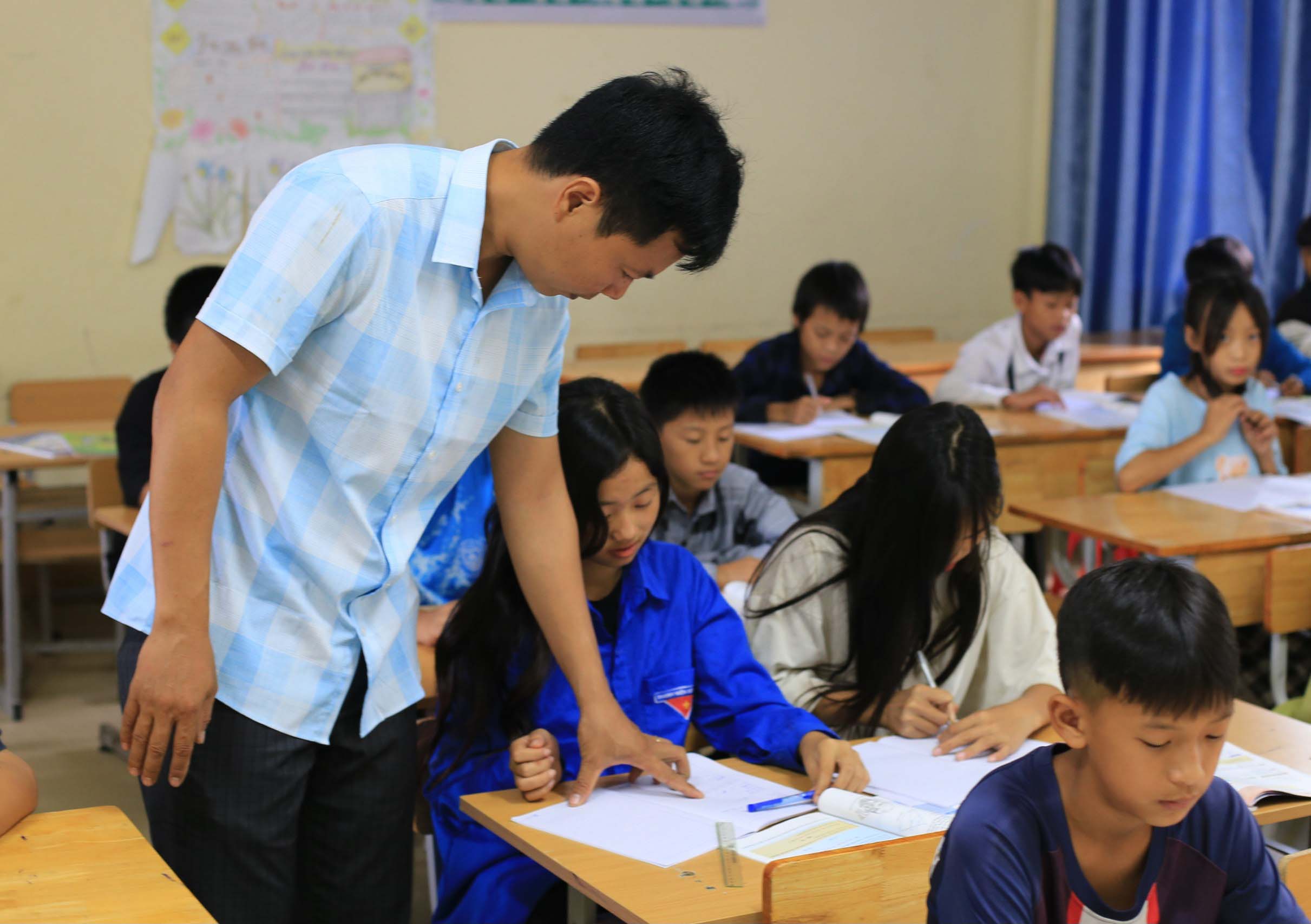 Sự quan tâm, ân cần của các thầy, cô giáo là một trong những giải pháp duy trì sĩ số học sinh tại Trường Phổ thông Dân tộc bán trú Tiểu học và Trung học cơ sở Hua Bum, xã Hua Bum.