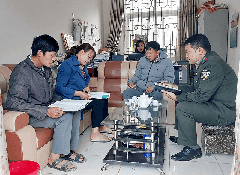 Cán bộ Hạt Kiểm lâm huyện, xã Bản Bo rà soát, thống kê diện tích, số hộ chuẩn bị chi trả dịch vụ môi trường rừng năm 2023.