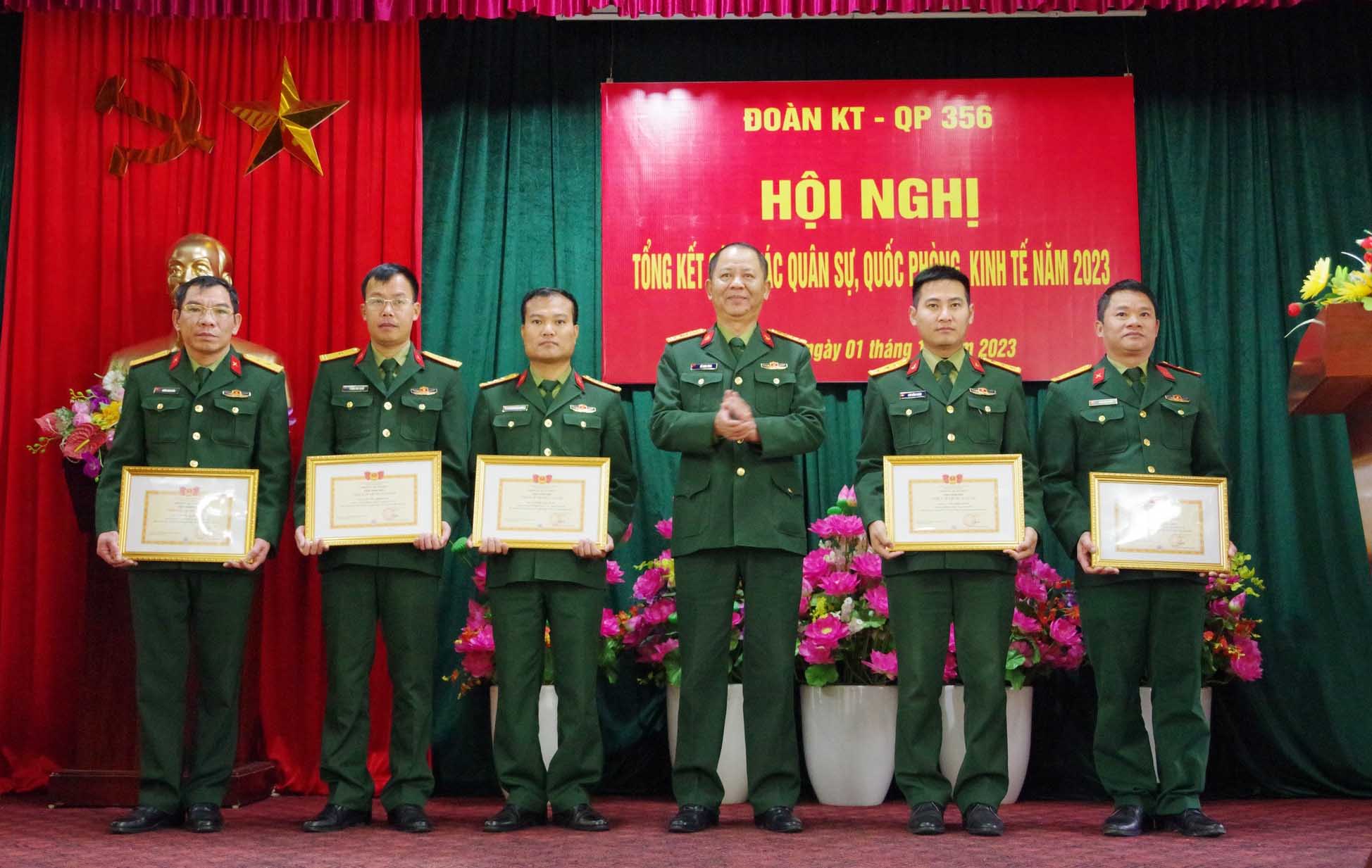 Đại tá Đỗ Ngọc Minh – Phó Bí thư Đảng ủy, Đoàn trưởng Đoàn KTQP 356 trao danh hiệu chiến sỹ thi đua cấp cơ sở năm 2023 cho các cá nhân.