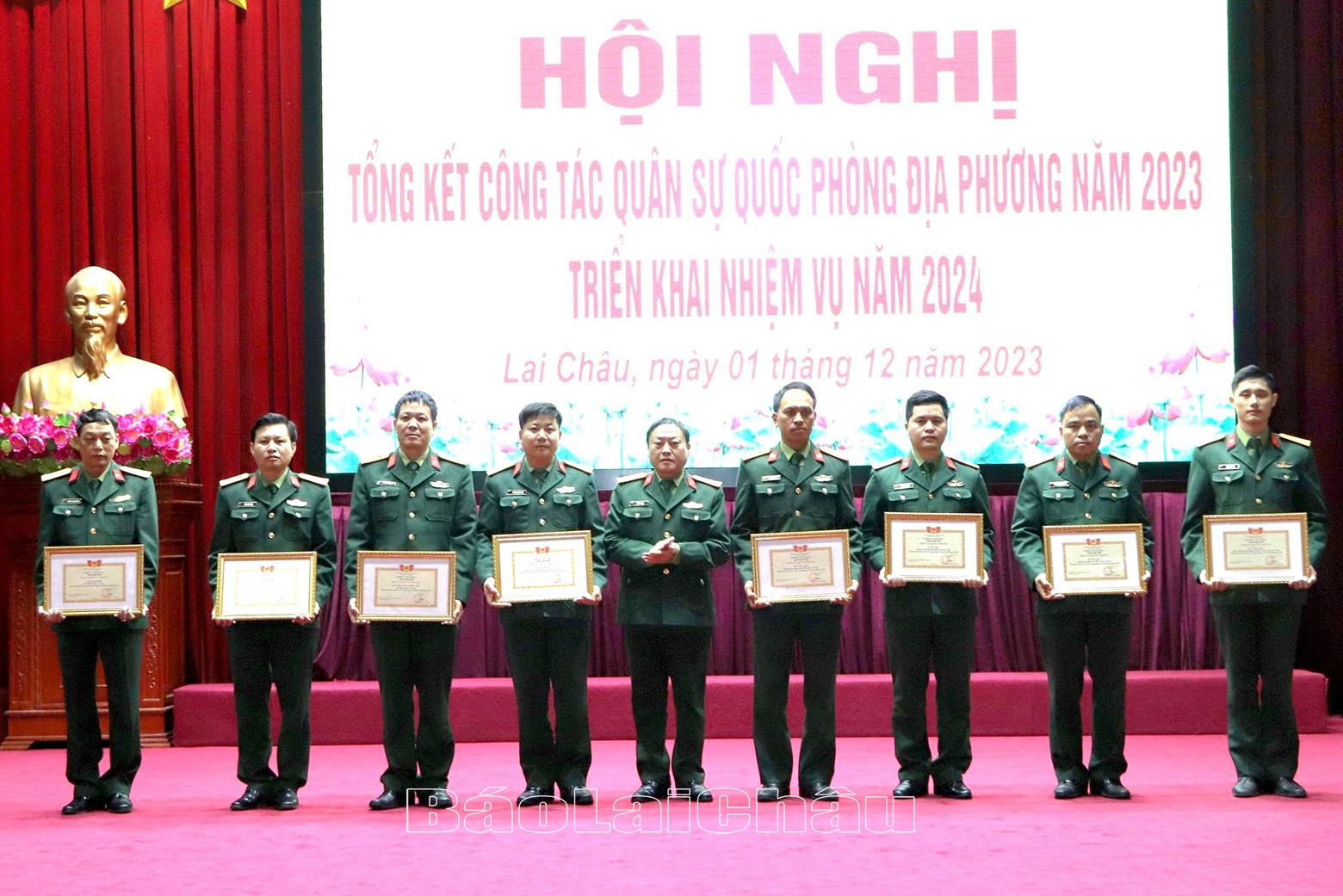 Thừa ủy quyền của Bộ Tư lệnh Quân khu 2, Đại tá Thào A Pinh - Chính ủy Bộ Chỉ huy Quân sự tỉnh tặng danh hiệu “Đơn vị quyết thắng” cho các tập thể. 