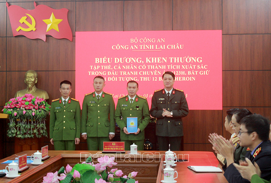 Đại tá Nguyễn Viết Giang - Ủy viên Ban Thường vụ Tỉnh ủy, Giám đốc Công an tỉnh tặng thưởng cho Ban chuyên án 1123H. 