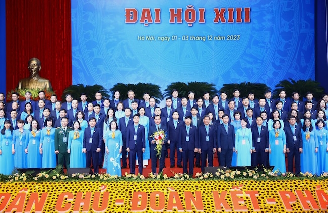 Chủ tịch Tổng Liên đoàn Lao động Việt Nam Nguyễn Đình Khang thay mặt 168 ủy viên Ban Chấp hành khóa XIII phát biểu nhận nhiệm vụ 