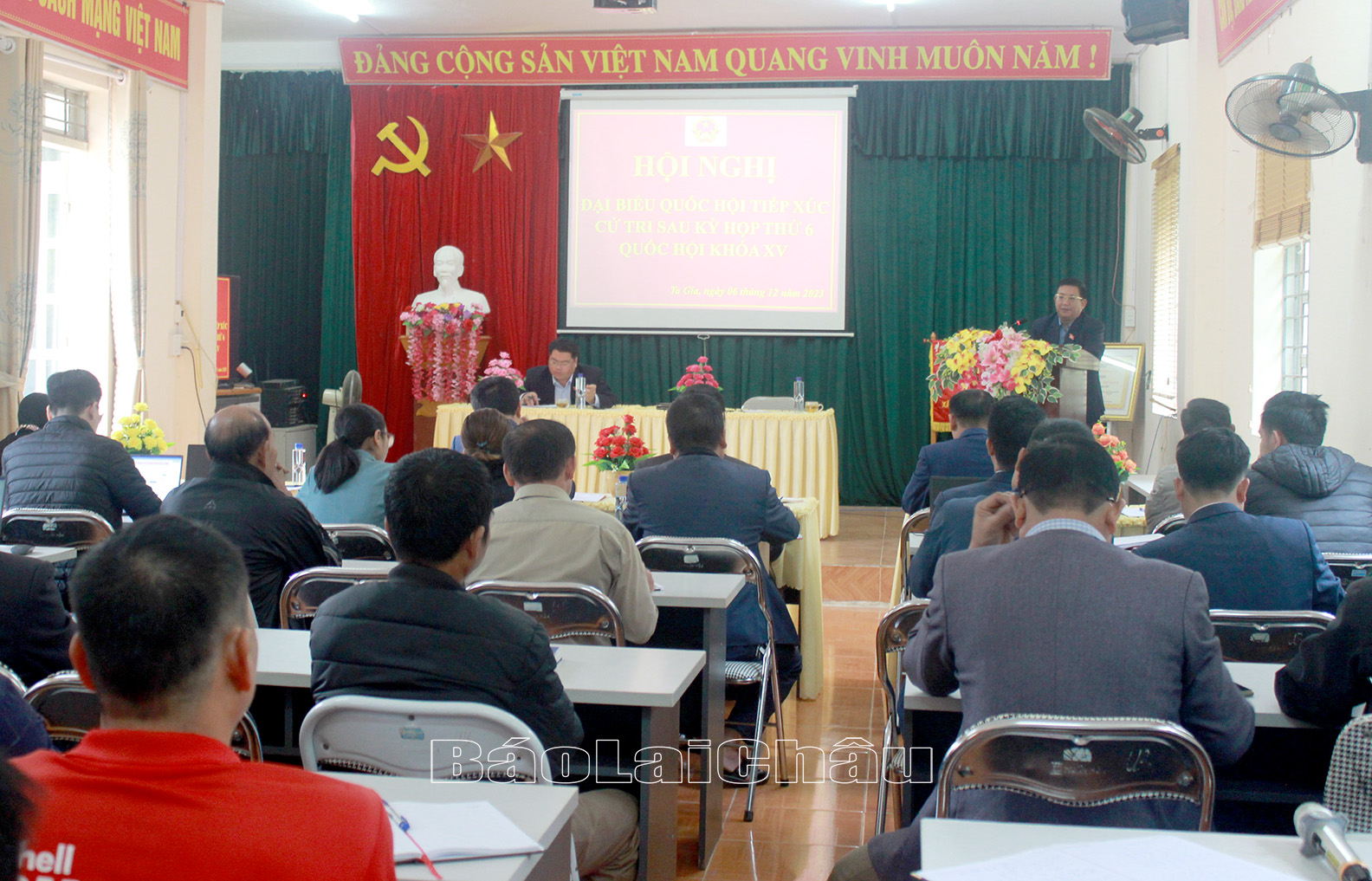 Quang cảnh hội nghị tiếp xúc cử tri xã Ta Gia.