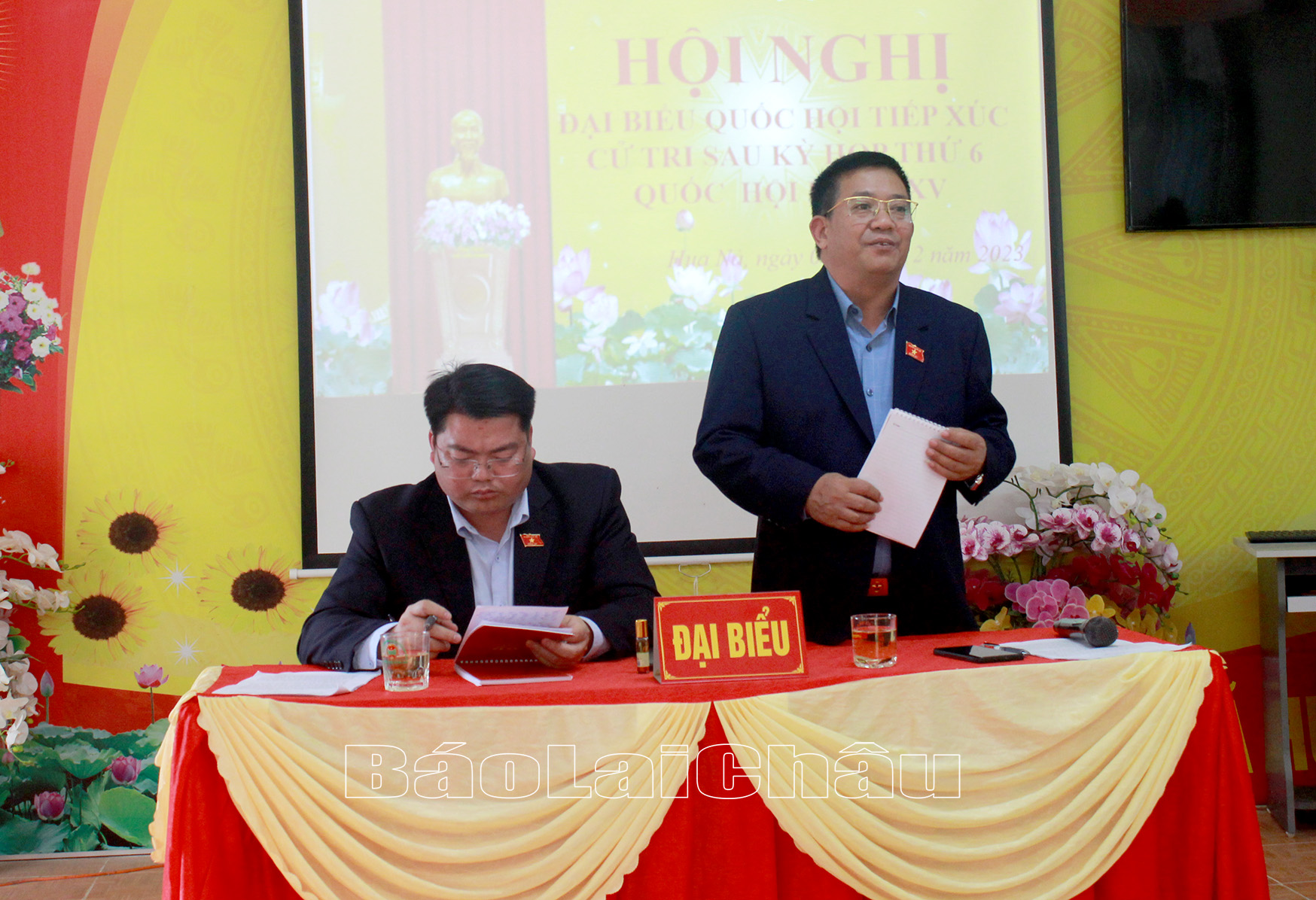 Đoàn Đại biểu Quốc hội tỉnh trả lời những ý kiến, kiến nghị của cử tri xã Hua Nà. 
