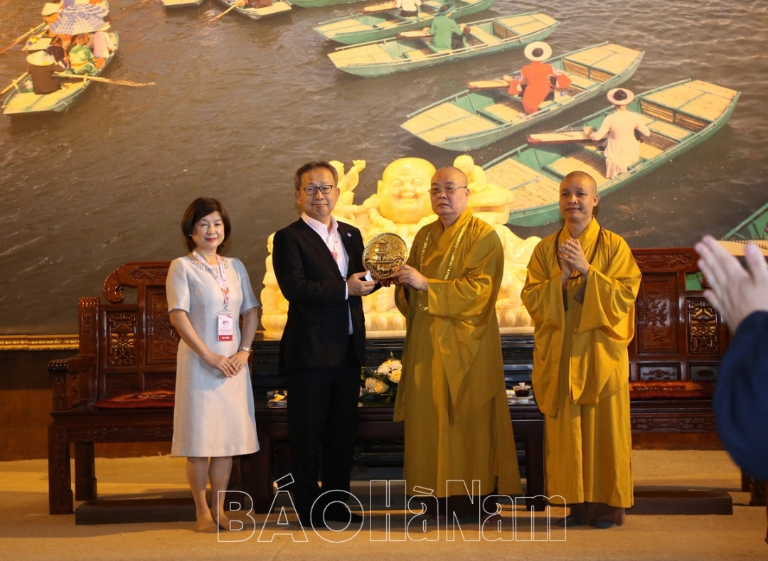Hòa Thượng Thích Thanh Nhiễu, Phó Chủ tịch Thường trực Hội đồng Trị sự Giáo hội Phật giáo Việt Nam, Trụ trì chùa Tam Chúc trao tặng quà kỷ niệm cho Đại sứ đặc mệnh toàn quyền Nhật Bản tại Việt Nam tháng 5/2023.