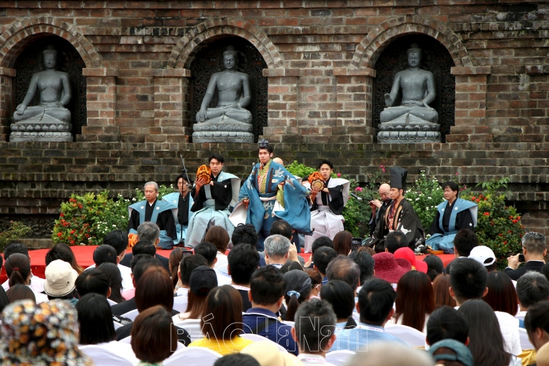 Những nghệ sỹ nổi tiếng của Nhật Bản biểu diễn kịch Kyogen tại chùa Tam Chúc trong khuôn khổ Tuần lễ Văn hóa du lịch Hà Nam 2023, giao lưu văn hóa Việt-Nhật, kỷ niệm 50 năm thiết lập quan hệ ngoại giao Việt Nam - Nhật Bản.