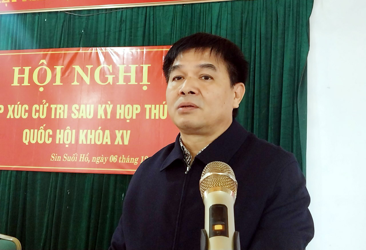 Đồng chí Nguyễn Hữu Toàn - Phó Chủ nhiệm Ủy ban Tài chính - Ngân sách của Quốc hội thông báo đến cử tri xã Sin Suối Hồ kết quả kỳ họp thứ 6, Quốc hội khóa XV.