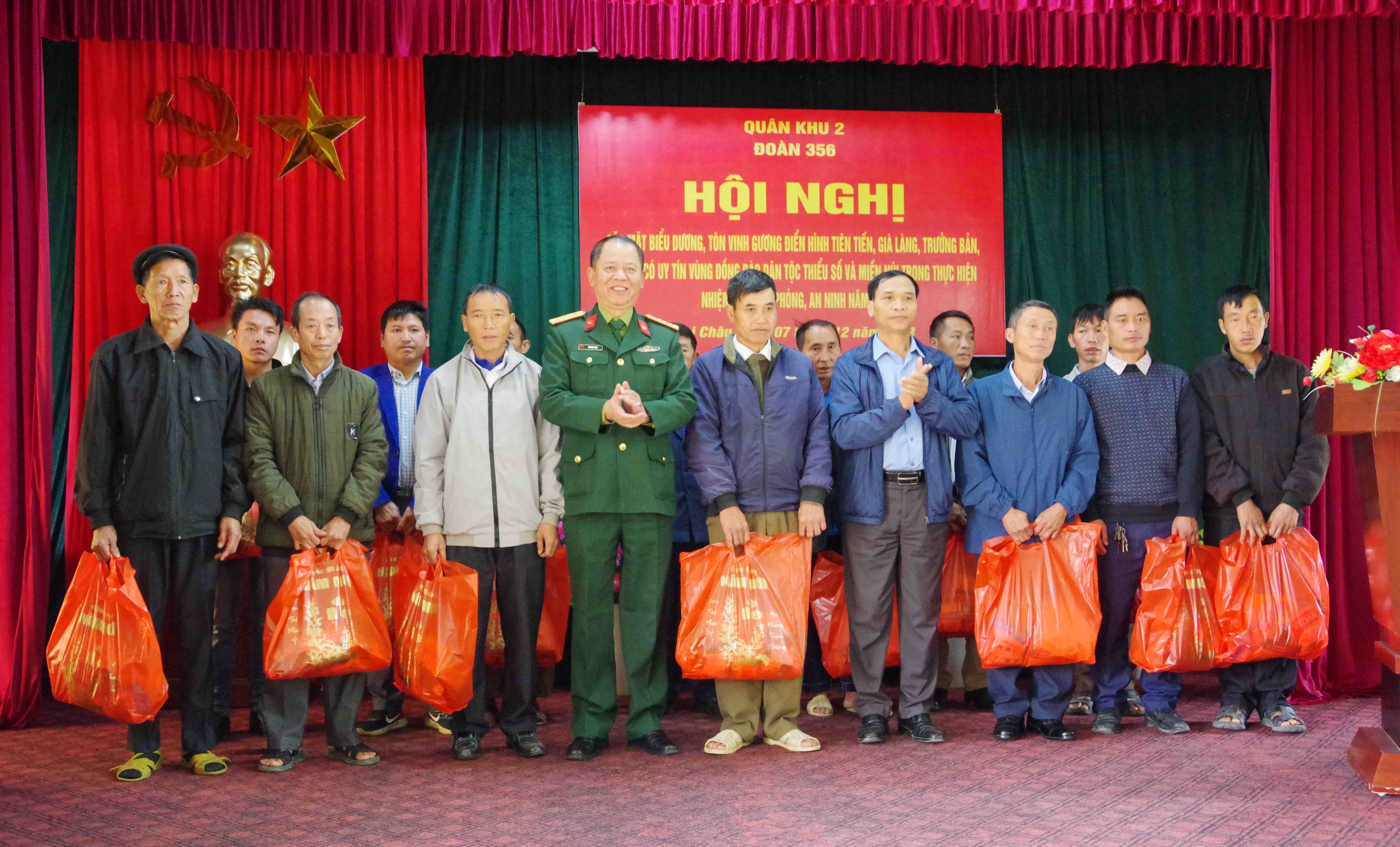 Lãnh đạo huyện Phong Thổ cùng Chỉ huy Đoàn KTQP 356 trao tặng quà cho các già làng, trưởng bản, người có uy tín tiêu biểu.  