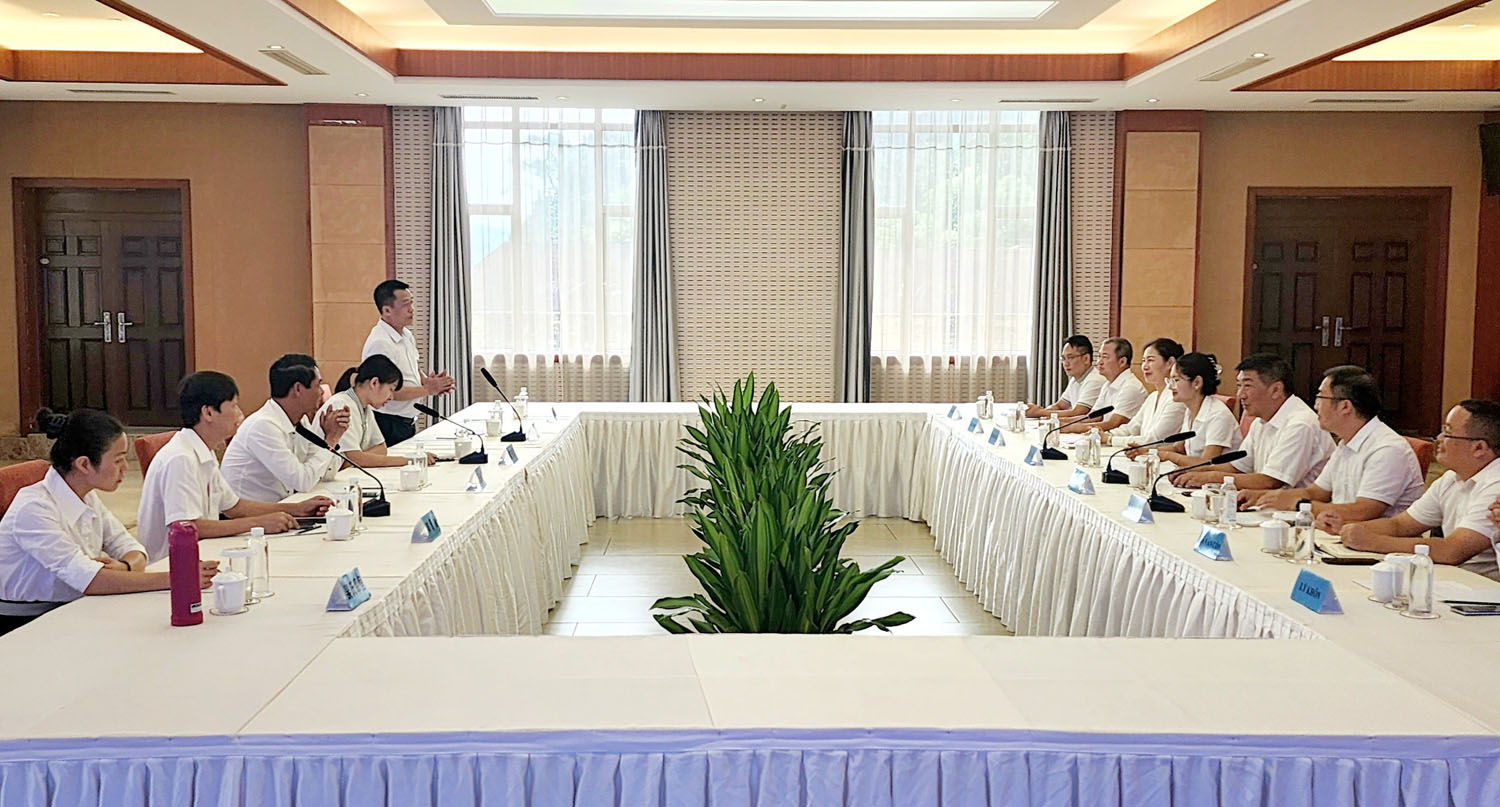 Đoàn công tác Sở Văn hóa và Thể thao tỉnh Lào Cai (Việt Nam) và Cục Giáo dục, Thể thao châu Hồng Hà, Trung Quốc) hội đàm thống nhất kế hoạch tổ chức giải.