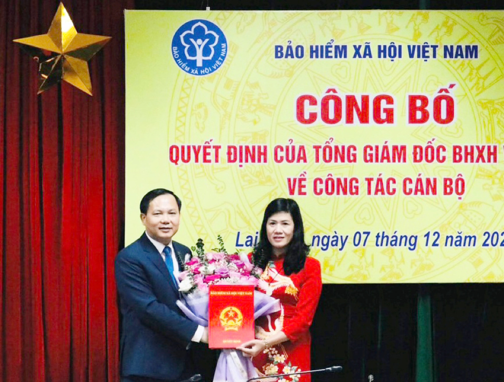 Phó Tổng Giám đốc BHXH Việt Nam Chu Mạnh Sinh trao Quyết định và tặng hoa chúc mừng đồng chí Vũ Thị Hoài Gương - tân Phó Giám đốc BHXH tỉnh Lai Châu.  