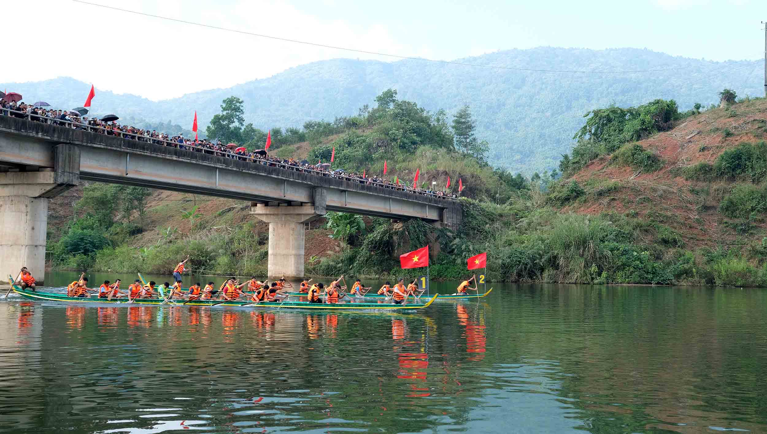 140 vận động viên tham gia Giải đua thuyền đuôi én huyện Sìn Hồ năm 2023