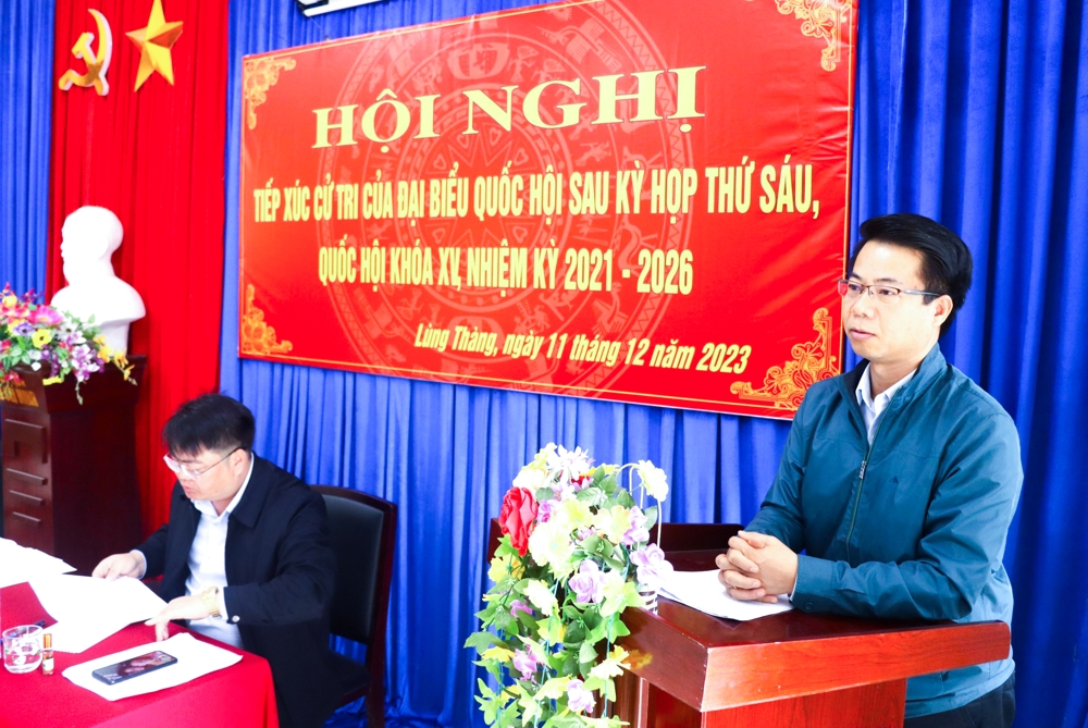đồng chí: Hoàng Quốc Khánh - Phó trưởng Đoàn chuyên trách Đoàn Đại biểu Quốc hội tỉnh trả lời ý kiến của cử tri xã Lùng Thàng.
