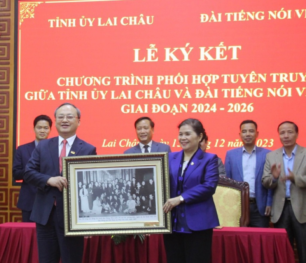 Tổng Giám đốc VOV Đỗ Tiến Sỹ tặng bức tranh cho đồng chí Bí thư Tỉnh ủy Lai Châu Giàng Páo Mỷ.