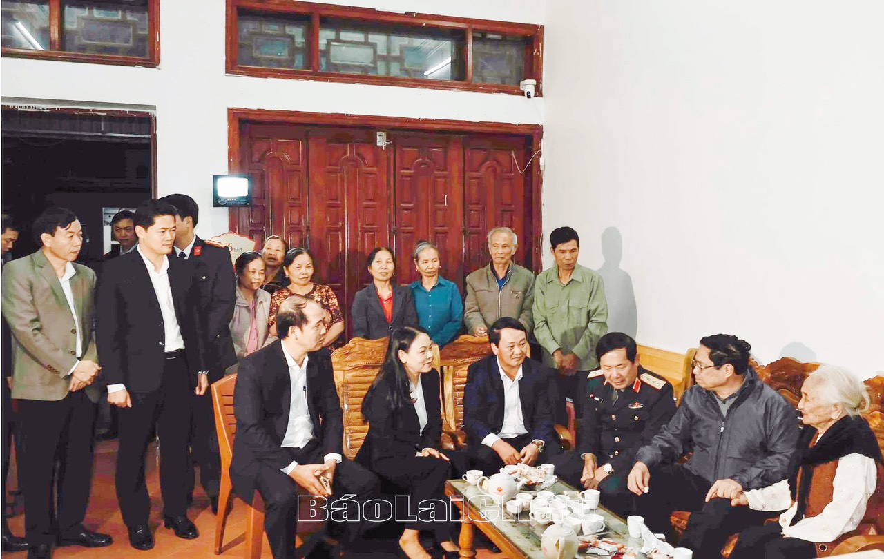Thủ tướng Chính phủ Phạm Minh Chính cùng đoàn công tác thăm gia đình mẹ liệt sỹ Dương Thị Sin. 