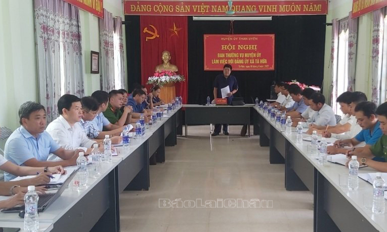 Đoàn công tác của Ban Thường vụ Huyện ủy Than Uyên làm việc với Đảng ủy xã Tà Hừa về thực hiện Nghị quyết Đại hội Đảng bộ các cấp.