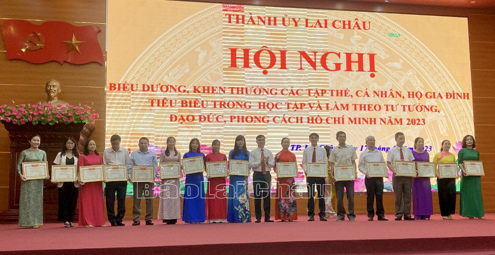 Lãnh đạo thành phố Lai Châu trao Giấy khen cho các tập thể tiêu biểu trong học tập và làm theo tư tưởng, đạo đức, phong cách Hồ Chí Minh năm 2023.