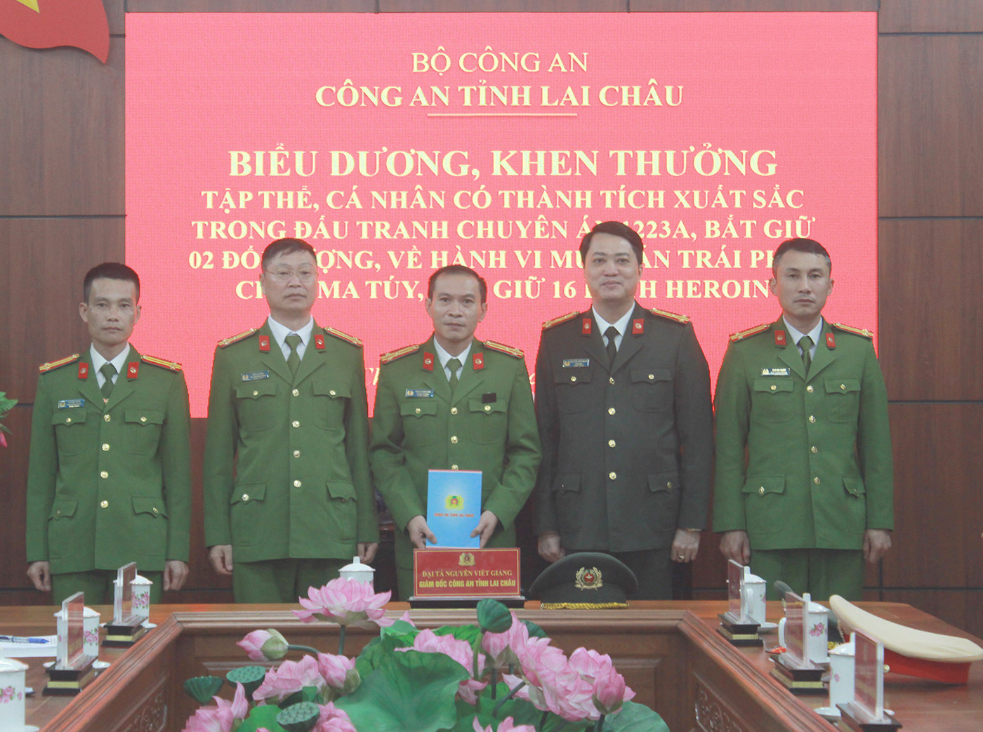 Đại tá Nguyễn Viết Giang - Ủy viên Ban Thường vụ Tỉnh ủy, Giám đốc Công an tỉnh khen thưởng cho tập thể, cá nhân có thành tích xuất sắc trong đấu tranh chuyên án 1223A.