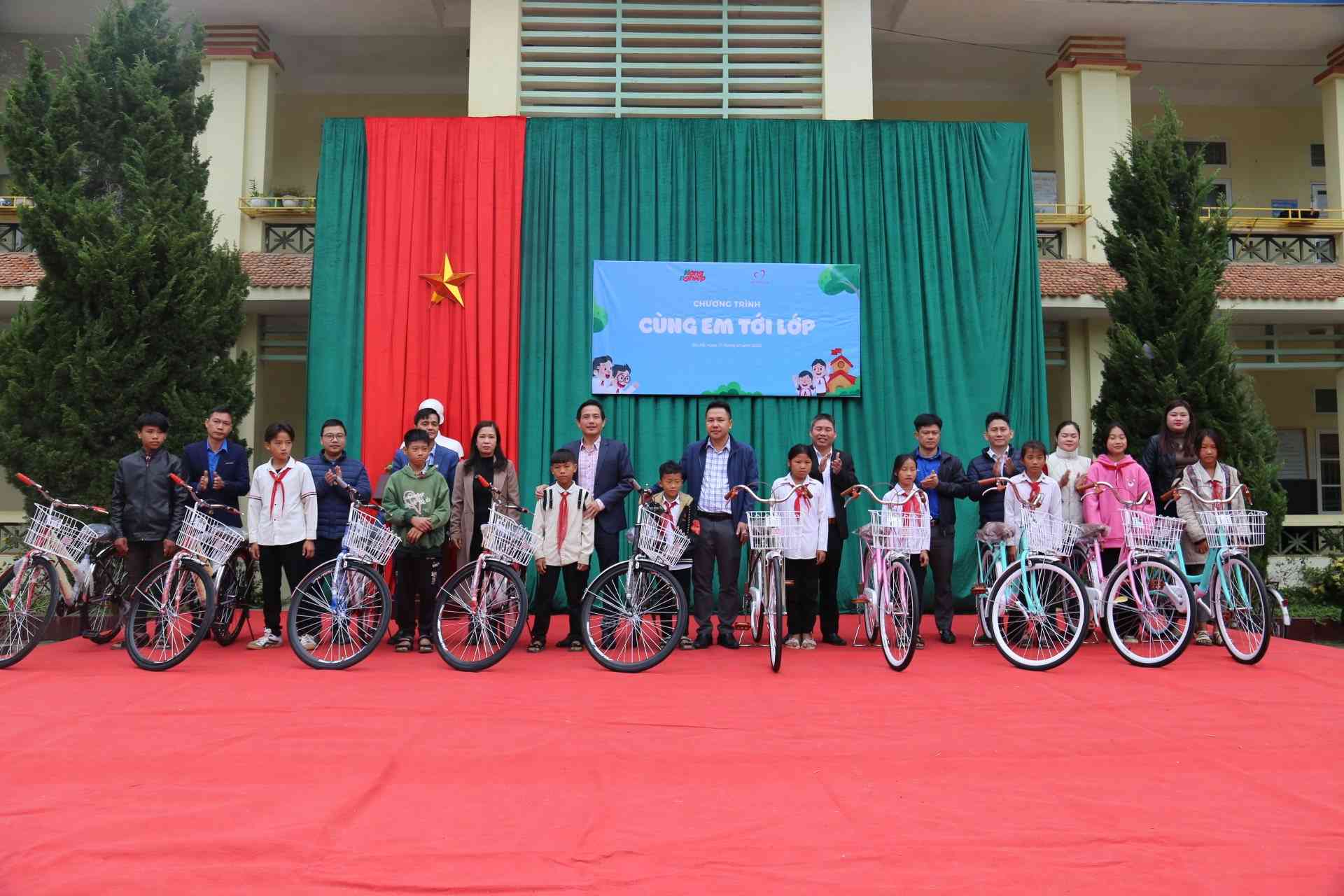 Đại diện các đơn vị tài trợ trao tặng xe đạp cho học sinh khó khăn tại trường THCS Chăn Nưa, huyện Sìn Hồ.