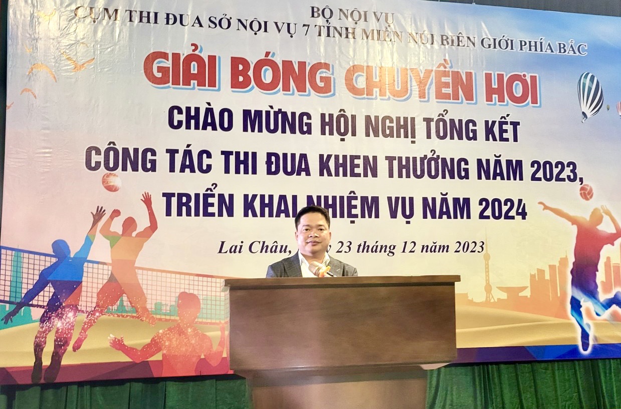 đồng chí Trần Việt Thắng - Phó Giám đốc Sở Nội vụ tỉnh Lai Châu phát biểu tại lễ khai mạc Giải.