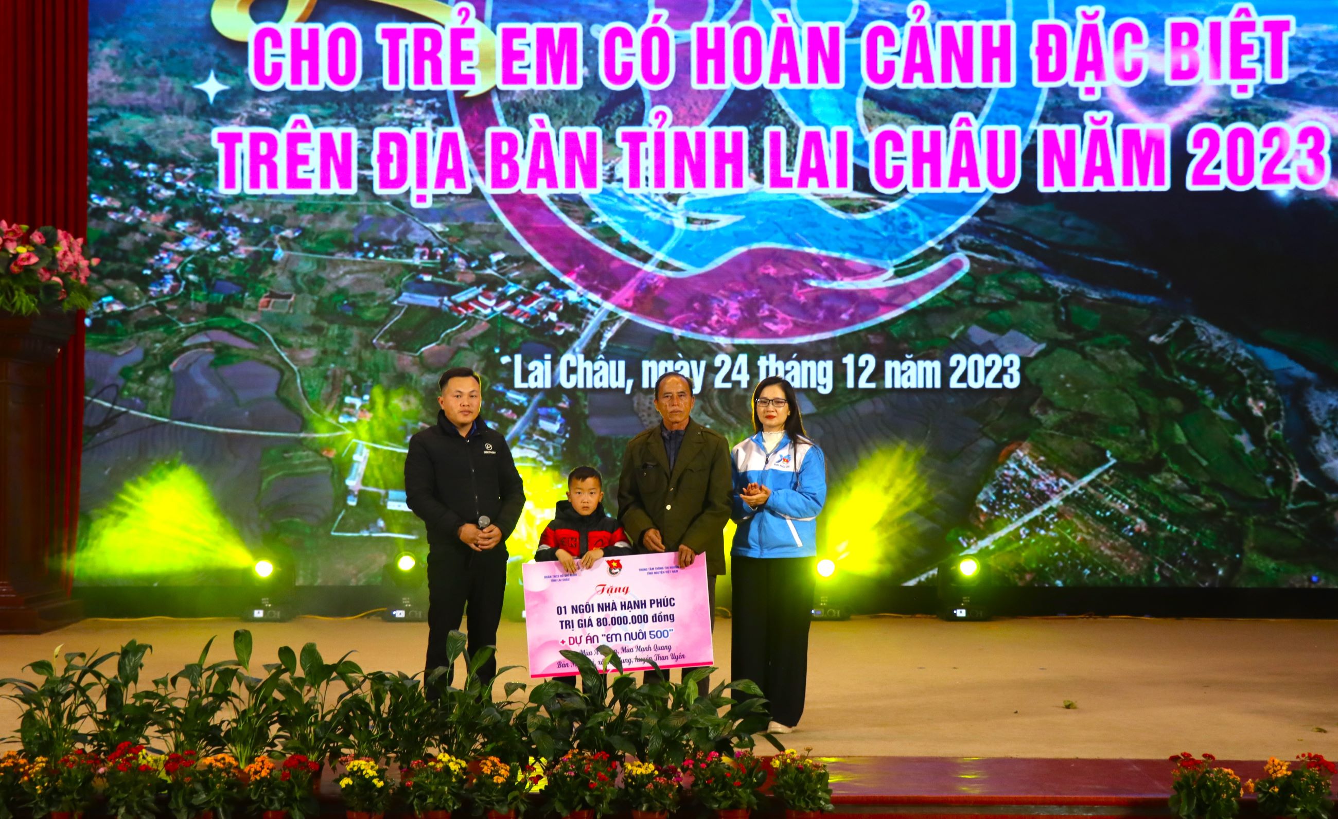 Đồng chí Vừ Thị Mai Dinh, Phó Bí thư Tỉnh Đoàn trao tặng ngôi nhà hạnh phúc và dự án em nuôi 500 do Trung tâm Thông tin Nguồn lực Tình nguyện Việt Nam hỗ trợ.