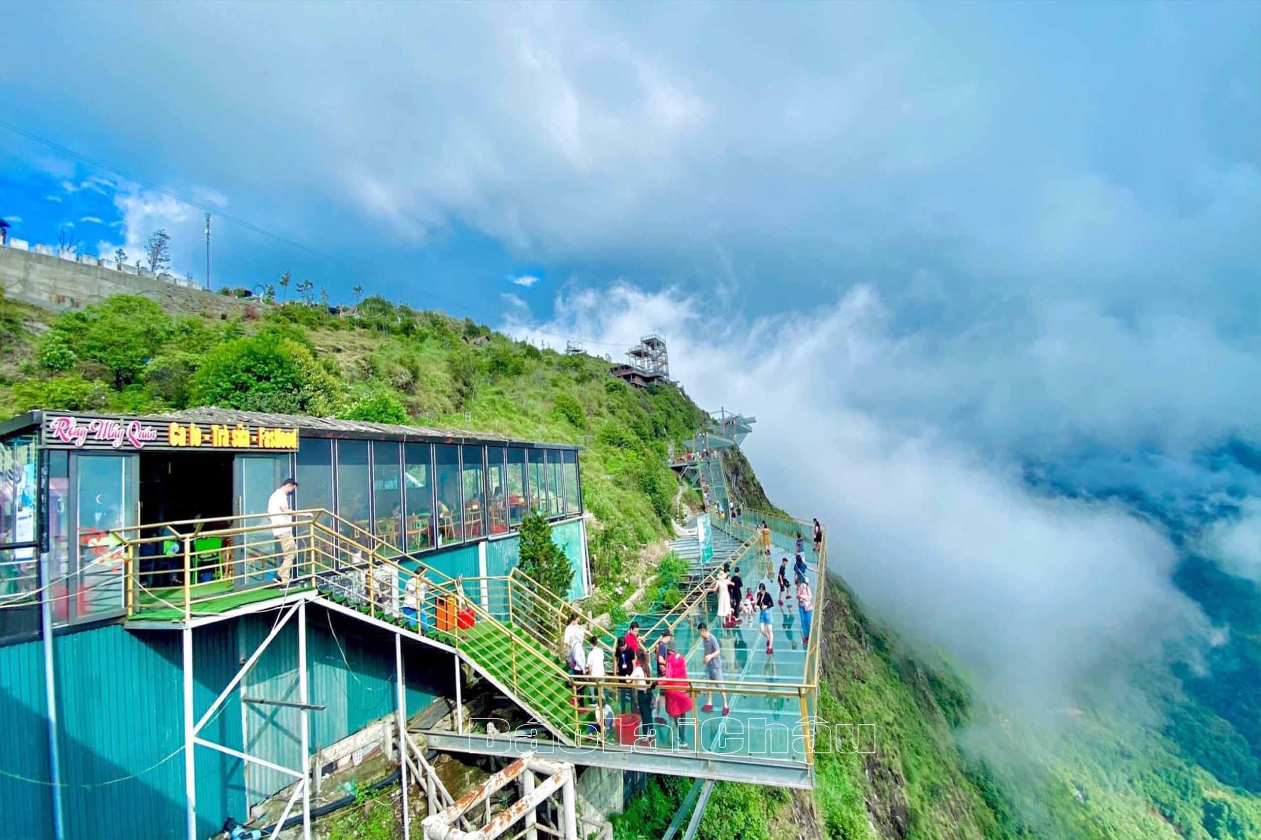 Khu du lịch Cầu kính Rồng Mây thu hút đông đảo khách du lịch trong và ngoài nước tới tham quan, trải nghiệm.