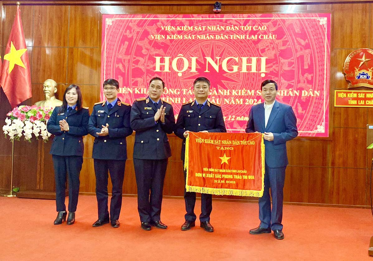 Đồng chí Lê Văn Lương – Phó Bí thư Tỉnh ủy, Chủ tịch UBND tỉnh trao cờ thi đua ngành KSND cho Viện KSND tỉnh. 