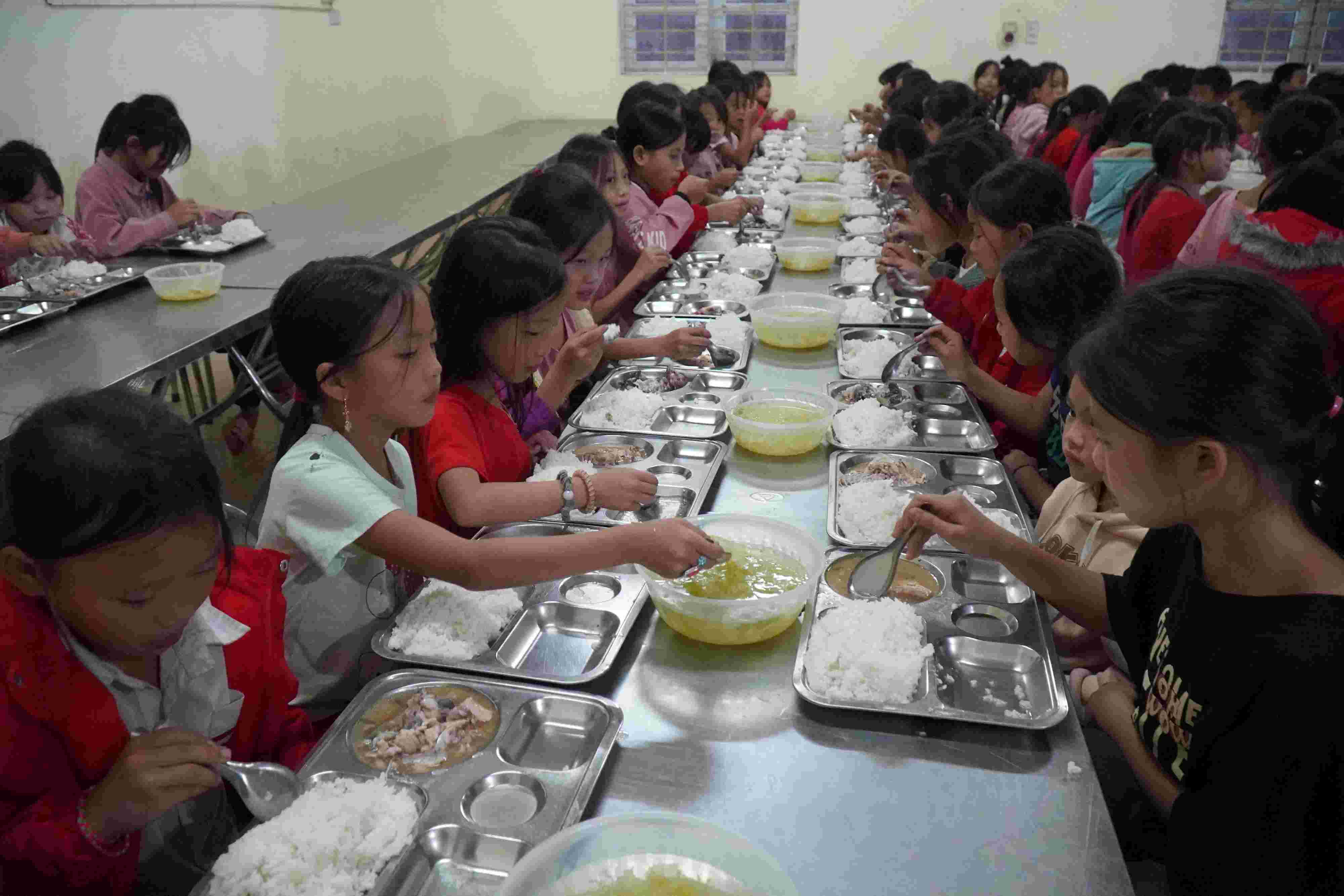 Quan tâm thực hiện đúng, đủ và nấu những bữa ăn ngon cho học sinh bán trú, giải pháp thu hút học sinh đến lớp tại Trường PTDTBT Tiểu học và Trung học cơ sở Trung Chải (xã Trung Chải, Nậm Nhùn).