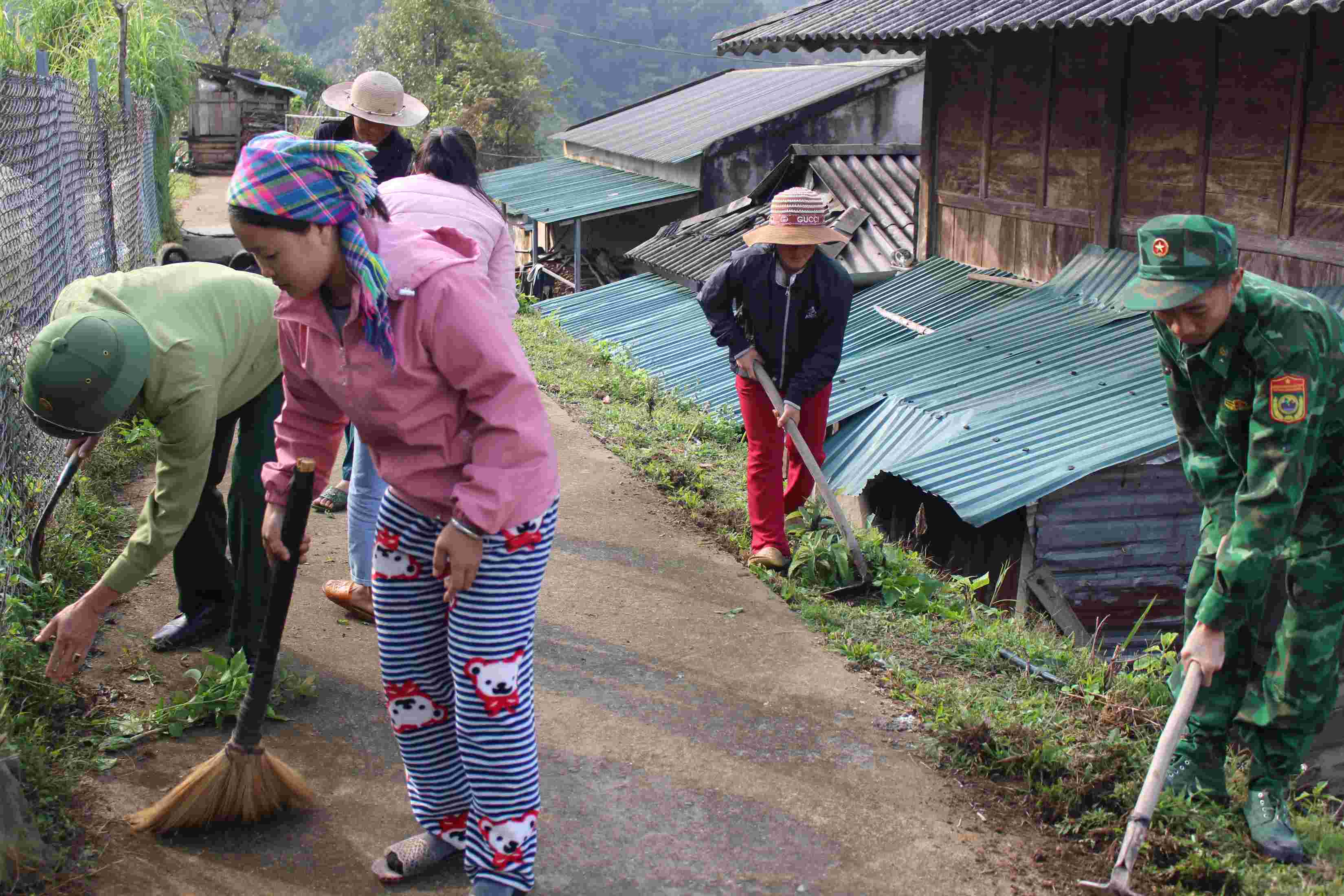 Cán bộ, chiến sĩ cùng người dân dọn dẹp vệ sinh chuẩn bị đón tết sớm ở bản Chang Chảo Pá, xã Hua Bum.