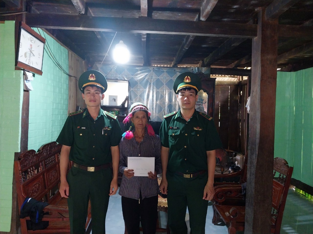 Cán bộ, chiến sĩ Đồn Biên phòng Hua Bum tặng quà trước dịp tết nguyên đán 2024 cho hộ nghèo tại bản Chăng Chảo Pá.