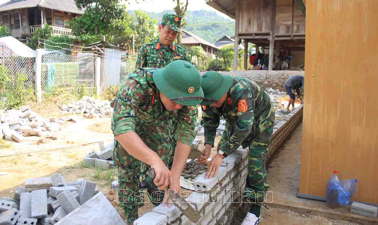 Cán bộ, chiến sỹ lực lượng vũ trang tỉnh xây dựng nhà hỗ trợ hộ nghèo tại các xã biên giới huyện Phong Thổ.