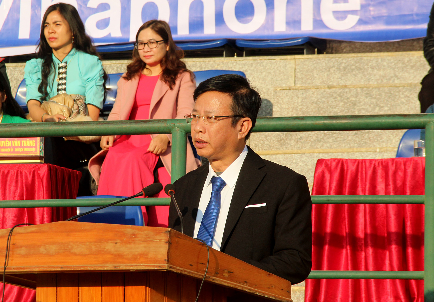 Đồng chí Nguyễn Văn Thăng - Phó Bí thư, Chủ tịch UBND huyện Than Uyên đã báo cáo tóm tắt phát triển kinh tế - xã hội năm 2023 tại chương trình Chào năm mới 2024. 