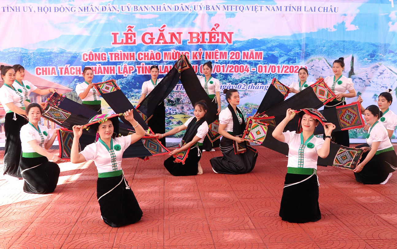 Văn nghệ chào mừng tại Lễ gắn biển Nhà truyền thống khu di tích lịch sử bản Lướt.