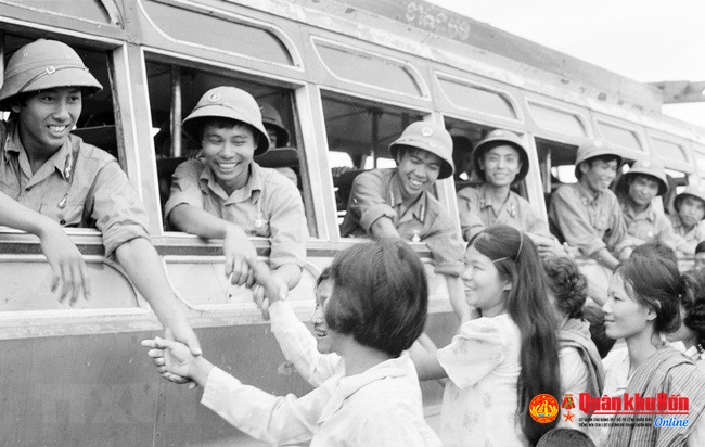 Nhân dân Campuchia tiễn các chiến sĩ Quân tình nguyện Việt Nam hoàn thành nghĩa vụ quốc tế, lên đường trở về Tổ quốc.