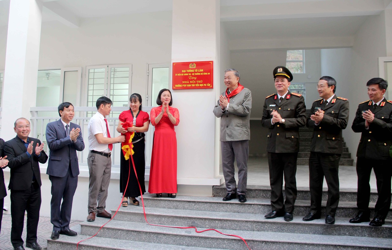 Bộ trưởng Bộ Công an Tô Lâm cùng các đồng chí trong Đoàn công tác, lãnh đạo huyện Sìn Hồ, trường PTDTBT Tiểu học Pa Tần thực hiện nghi thức gắn biển Nhà ở bán trú.