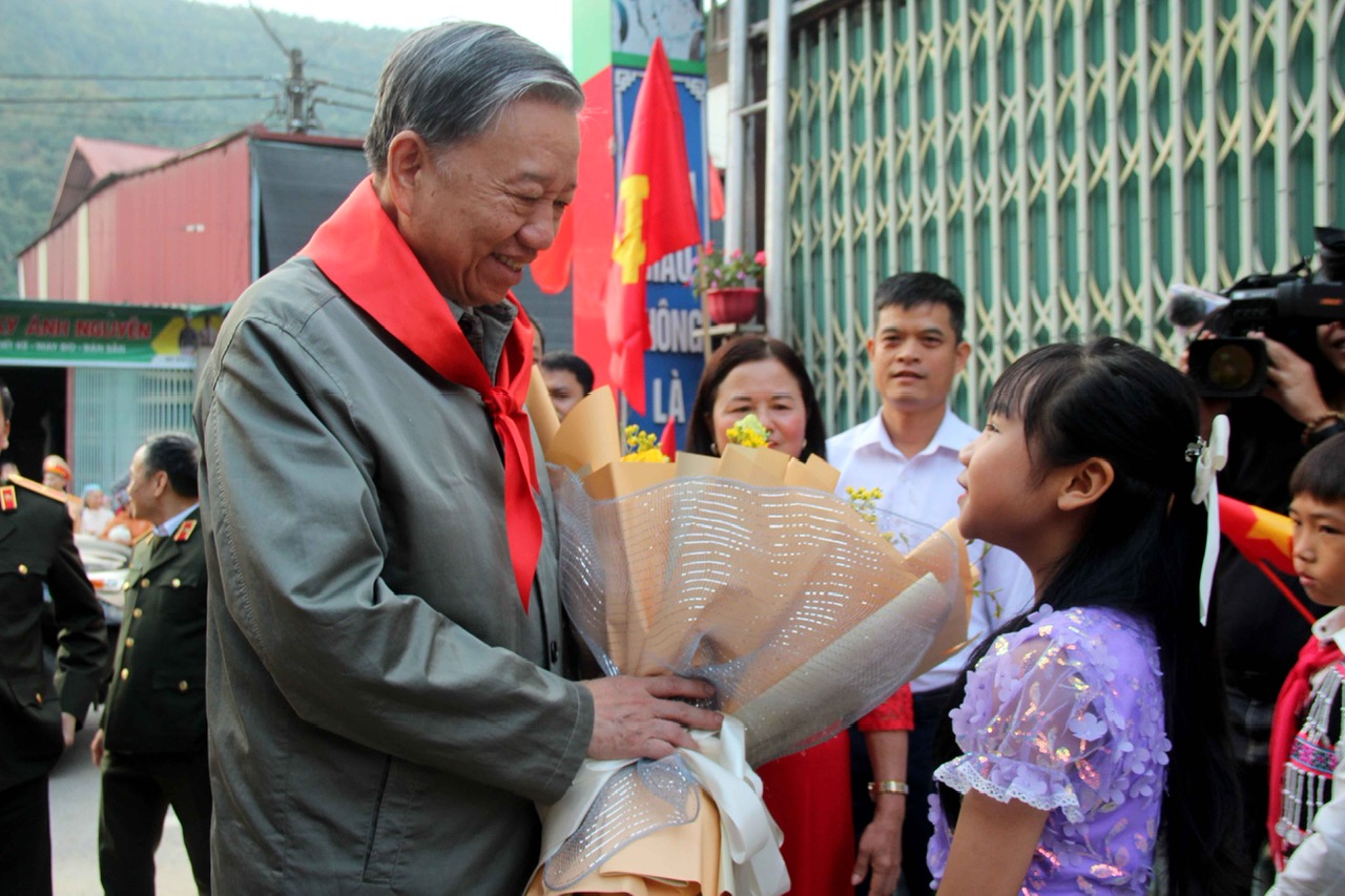Học sinh trường PTDTBT Tiểu học Pa Tần tặng hoa chào đón Bộ trưởng Bộ Công an Tô Lâm.
