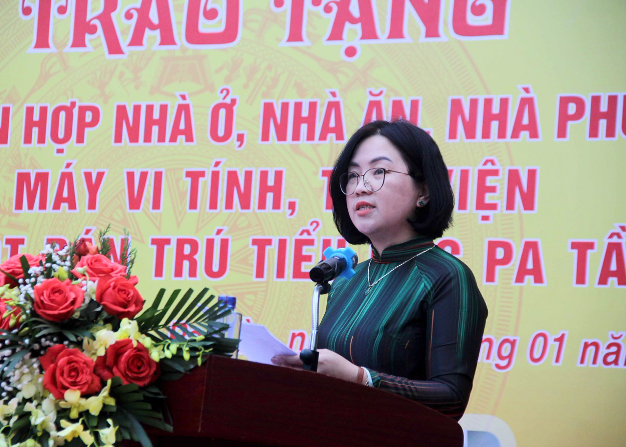 Đồng chí Lý Thị Na - Quyền Chủ tịch UBND huyện Sìn Hồ báo cáo tại Lễ trao tặng.