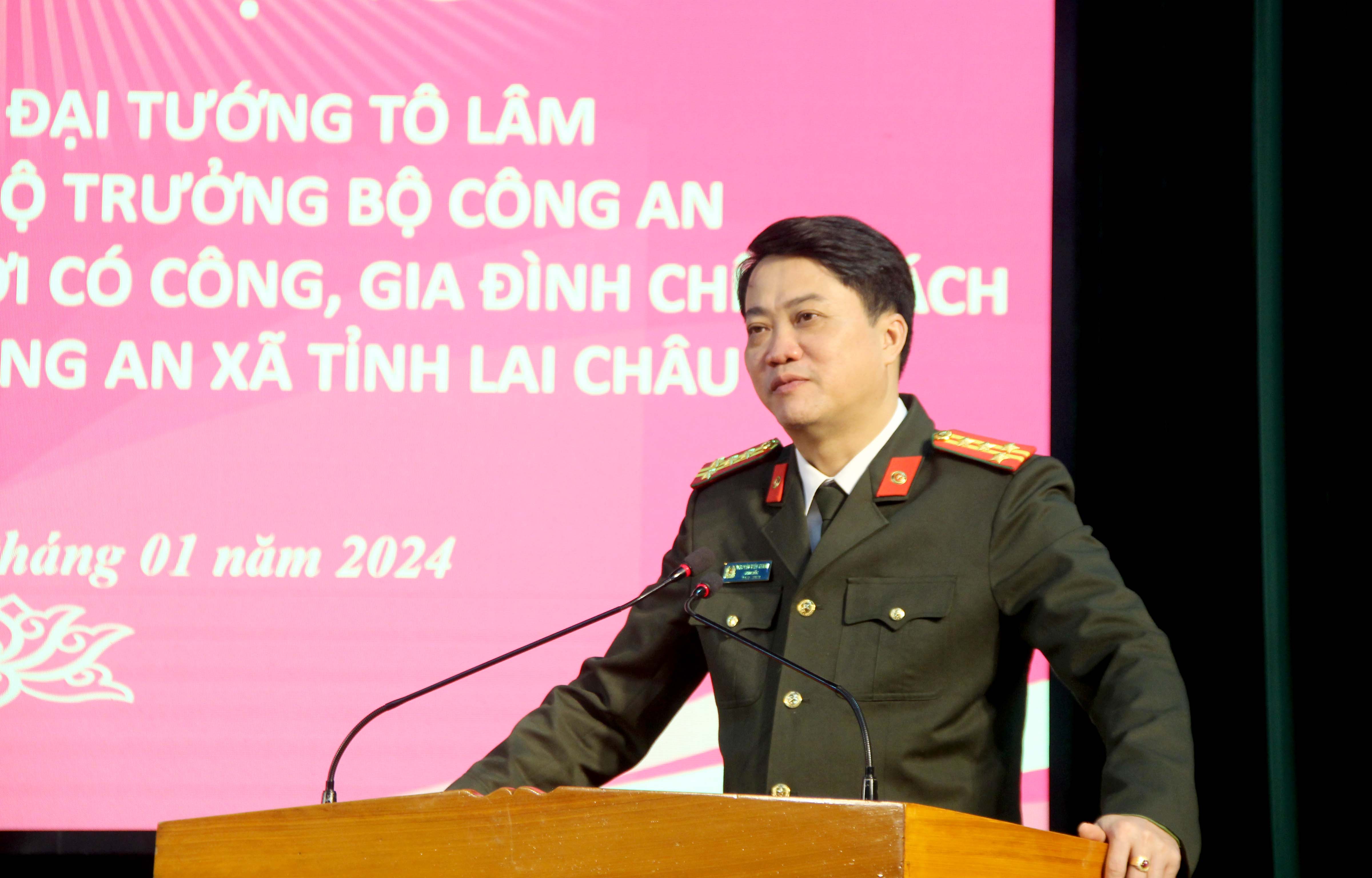 Đại tá Nguyễn Viết Giang - Uỷ viên Ban Thường vụ Tỉnh uỷ, Giám đốc Công an tỉnh phát biểu tại Lễ trao quà.