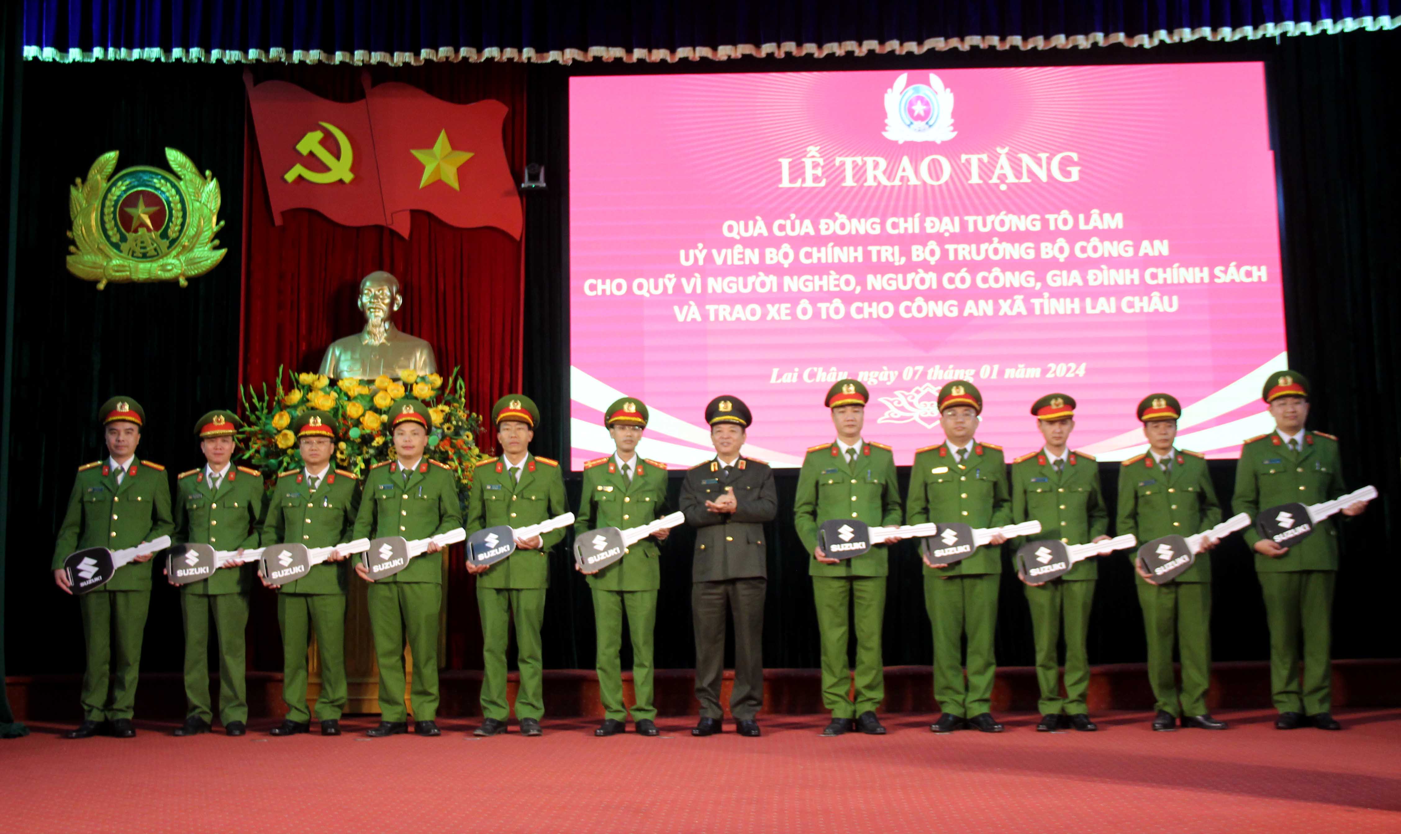 Đồng chí Trung tướng Bùi Thiện Dũng - Cục Trưởng Cục Trang bị và Kho vận thừa uỷ quyền của Đại tướng Tô Lâm trao khoá xe tượng trưng cho đại diện Công an xã.